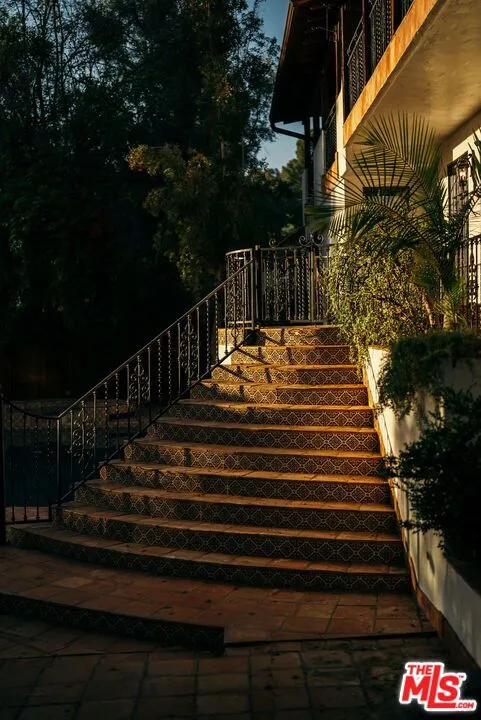 1664 Las Flores Drive, Glendale, California 91207 home-pic-55